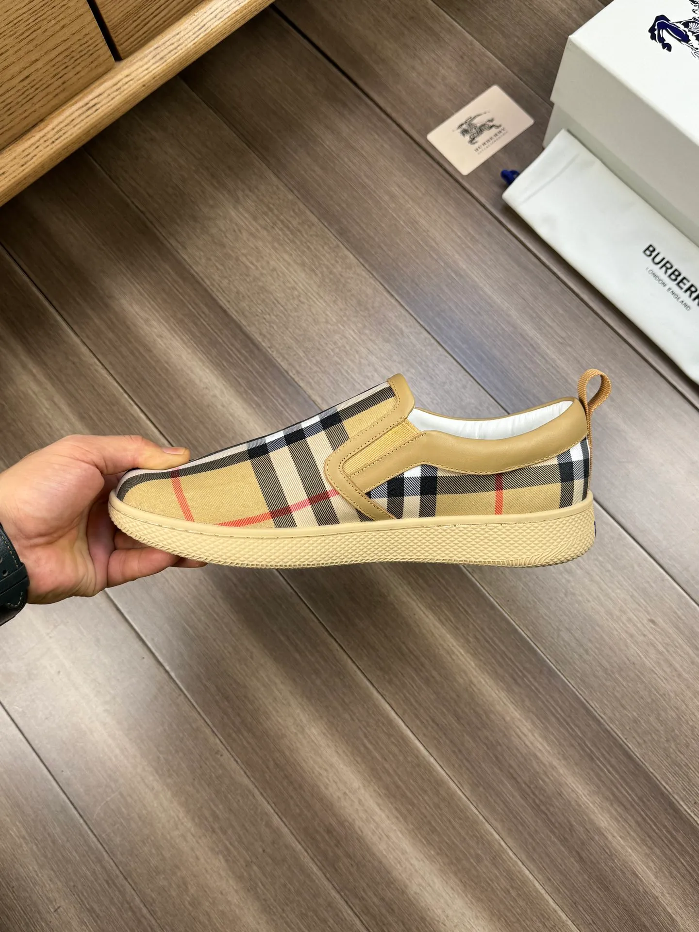 [BURBERRY] Burberry P360💰 - Original order 🔍🔍🔍 - Upper: imported 🔝 brand totem cloth, heel brand webbing decoration - Lining: water-dyed cowhide - Outsole: ultra-light rubber; two-color molded outsole - Super high quality control, fine workmanship: highlighted (high-end, extravagance, grade) -Size: 38-44 (Male 45, can be customized)